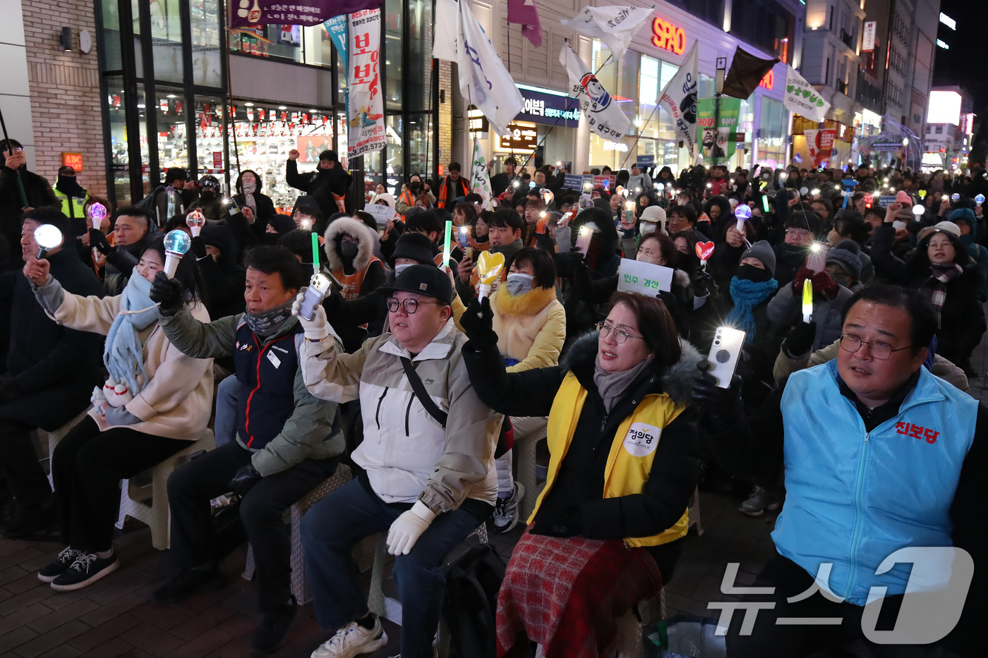 (대구=뉴스1) 공정식 기자 = 12·3 불법계엄 1년을 맞은 3일 오후 대구 중구 동성로에서 '내란청산 사회대개혁 실현, 대구시민대회'가 열리고 있다. 2025.12.3/뉴스1