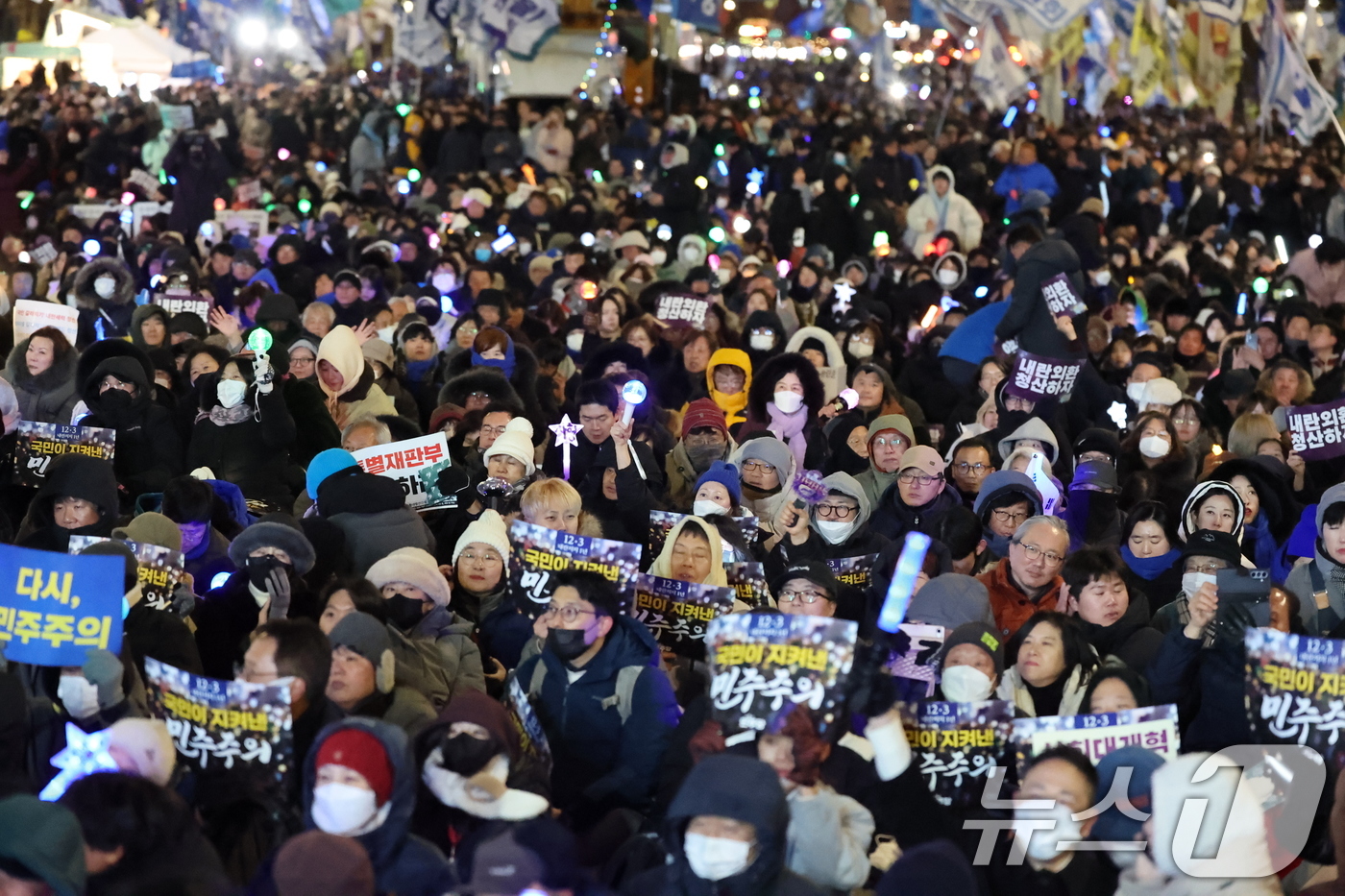 (서울=뉴스1) 황기선 기자 = 12·3 비상계엄 1년을 맞은 3일 서울 여의도 국회 앞에서 열린 '12·3 내란외환 청산과 종식, 사회대개혁 시민대행진'에 참석한 시민들이 응원봉 …