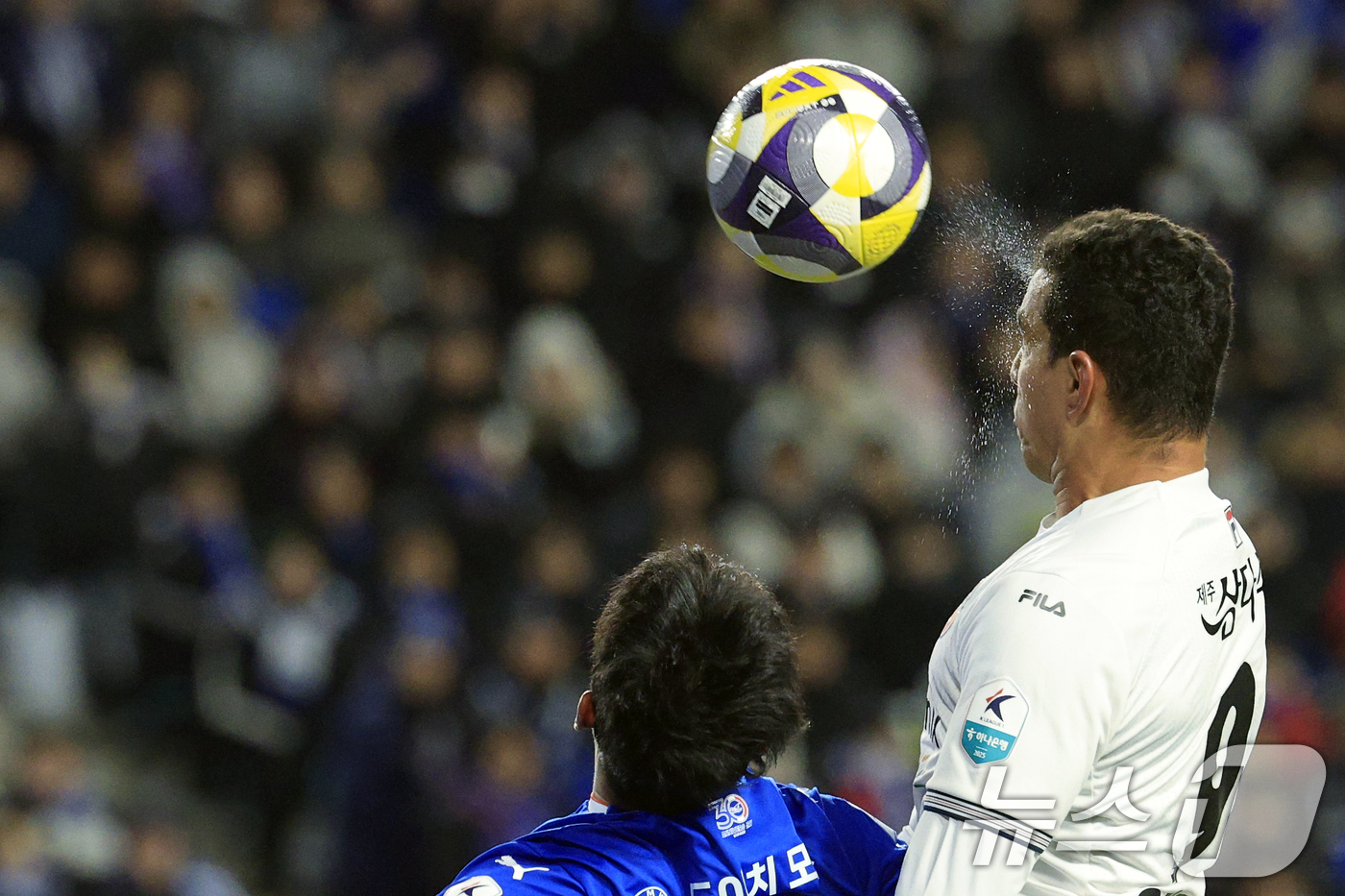 (수원=뉴스1) 박정호 기자 = 3일 오후 경기도 수원시 팔달구 월드컵로 수원월드컵경기장에서 열린 하나은행 K리그 승강 플레이오프 2025 1차전 수원삼성과 제주SK의 경기에서 제 …