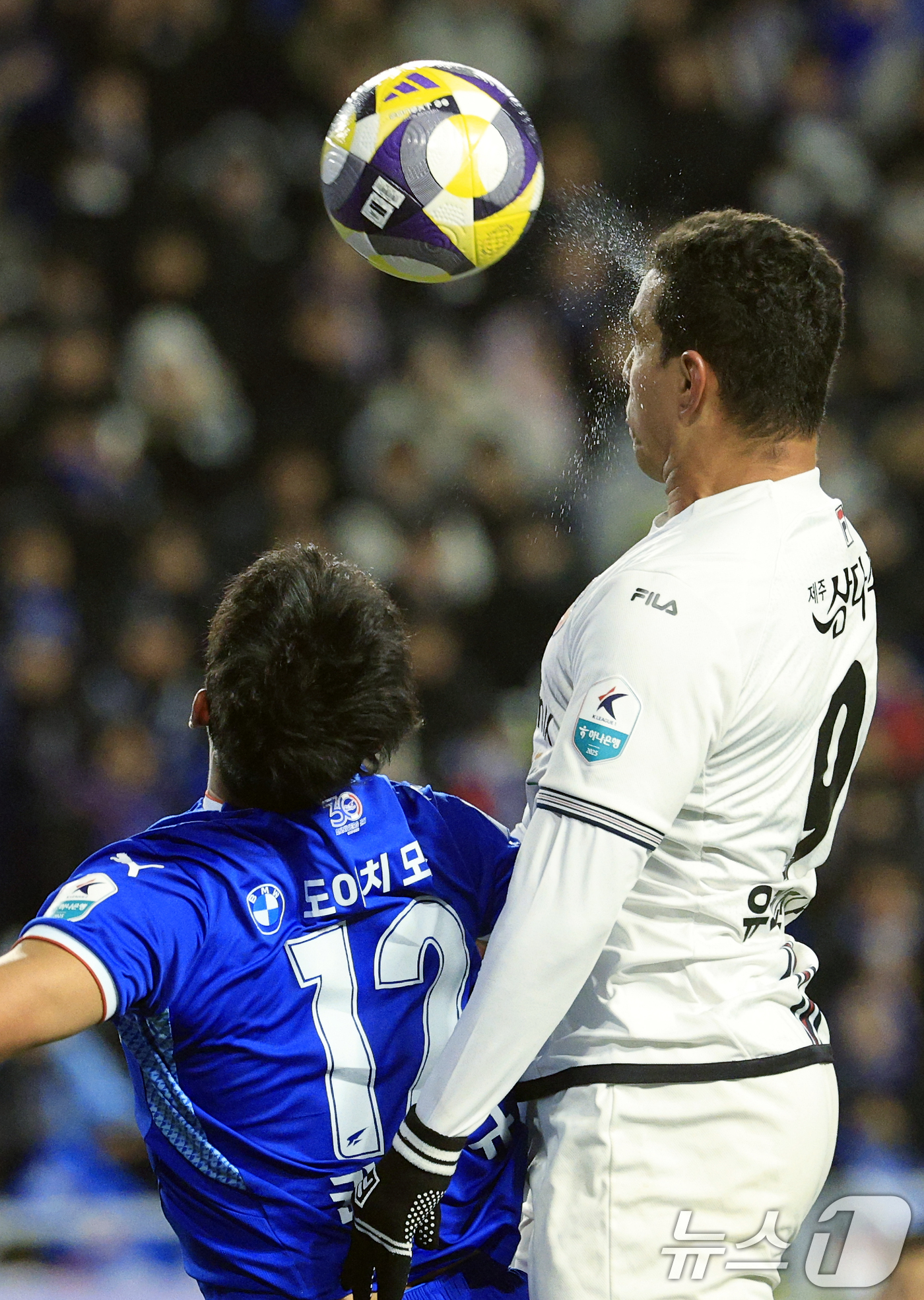(수원=뉴스1) 박정호 기자 = 3일 오후 경기도 수원시 팔달구 월드컵로 수원월드컵경기장에서 열린 하나은행 K리그 승강 플레이오프 2025 1차전 수원삼성과 제주SK의 경기에서 제 …
