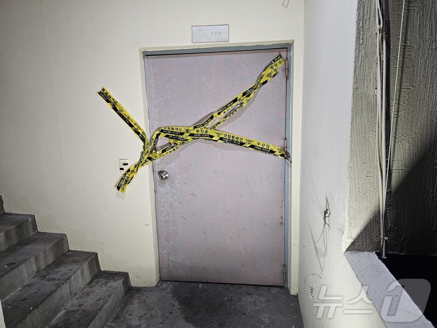 (창원=뉴스1) 박민석 기자 = 3일 오후 경남 창원시 마산회원구 합성동 한 모텔에서 흉기 사건이 발생, 경찰이 현장을 통제하고 있다. 2025.12.3/뉴스1