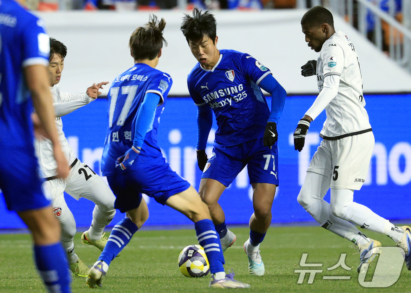 (수원=뉴스1) 박정호 기자 = 3일 오후 경기도 수원시 팔달구 월드컵로 수원월드컵경기장에서 열린 하나은행 K리그 승강 플레이오프 2025 1차전 수원삼성과 제주SK의 경기에서 수 …