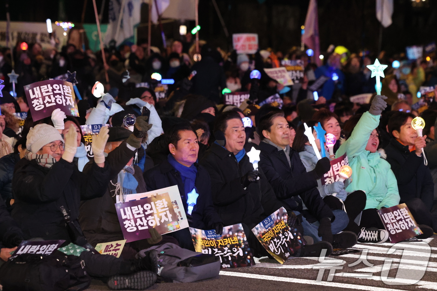 (서울=뉴스1) 박지혜 기자 = 정청래 더불어민주당 대표(앞줄 왼쪽 세번째부터), 김병기 원내대표, 조국 조국혁신당 대표, 김재연 진보당 상임대표, 용혜인 기본소득당 대표, 한창민 …
