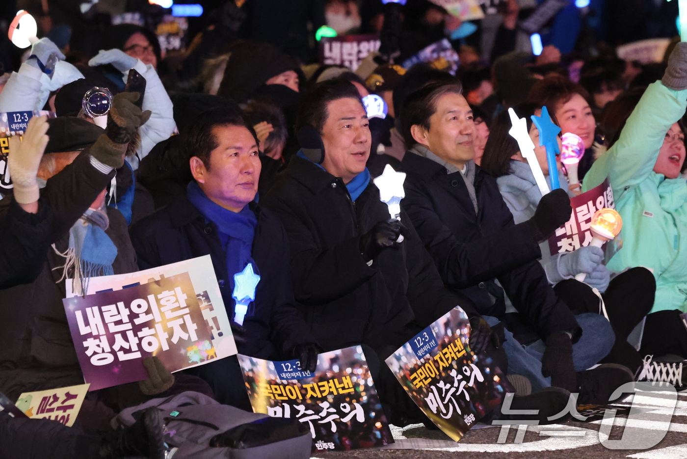 (서울=뉴스1) 박지혜 기자 = 정청래 더불어민주당 대표(왼쪽부터), 김병기 원내대표, 조국 조국혁신당 대표, 김재연 진보당 상임대표, 용혜인 기본소득당 대표가 12·3 비상계엄 …