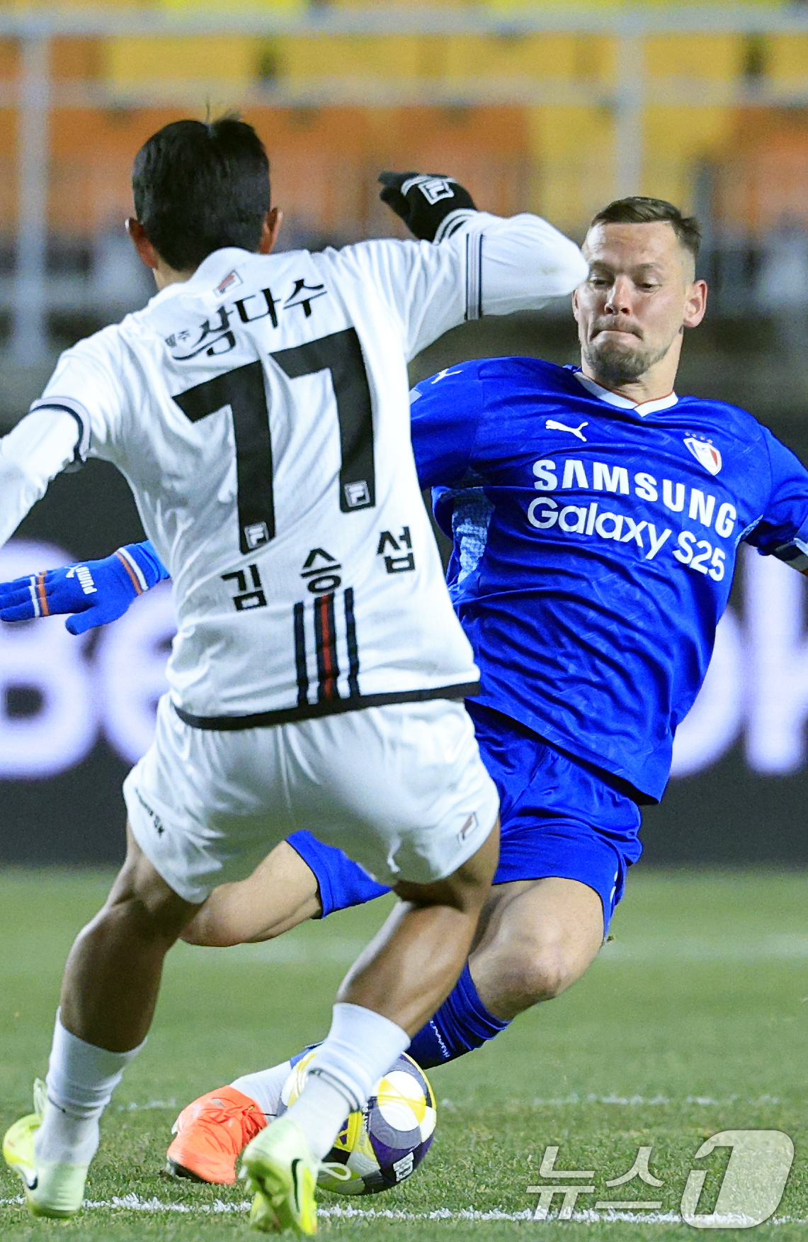 (수원=뉴스1) 박정호 기자 = 3일 오후 경기도 수원시 팔달구 월드컵로 수원월드컵경기장에서 열린 하나은행 K리그 승강 플레이오프 2025 1차전 수원삼성과 제주SK의 경기에서 수 …