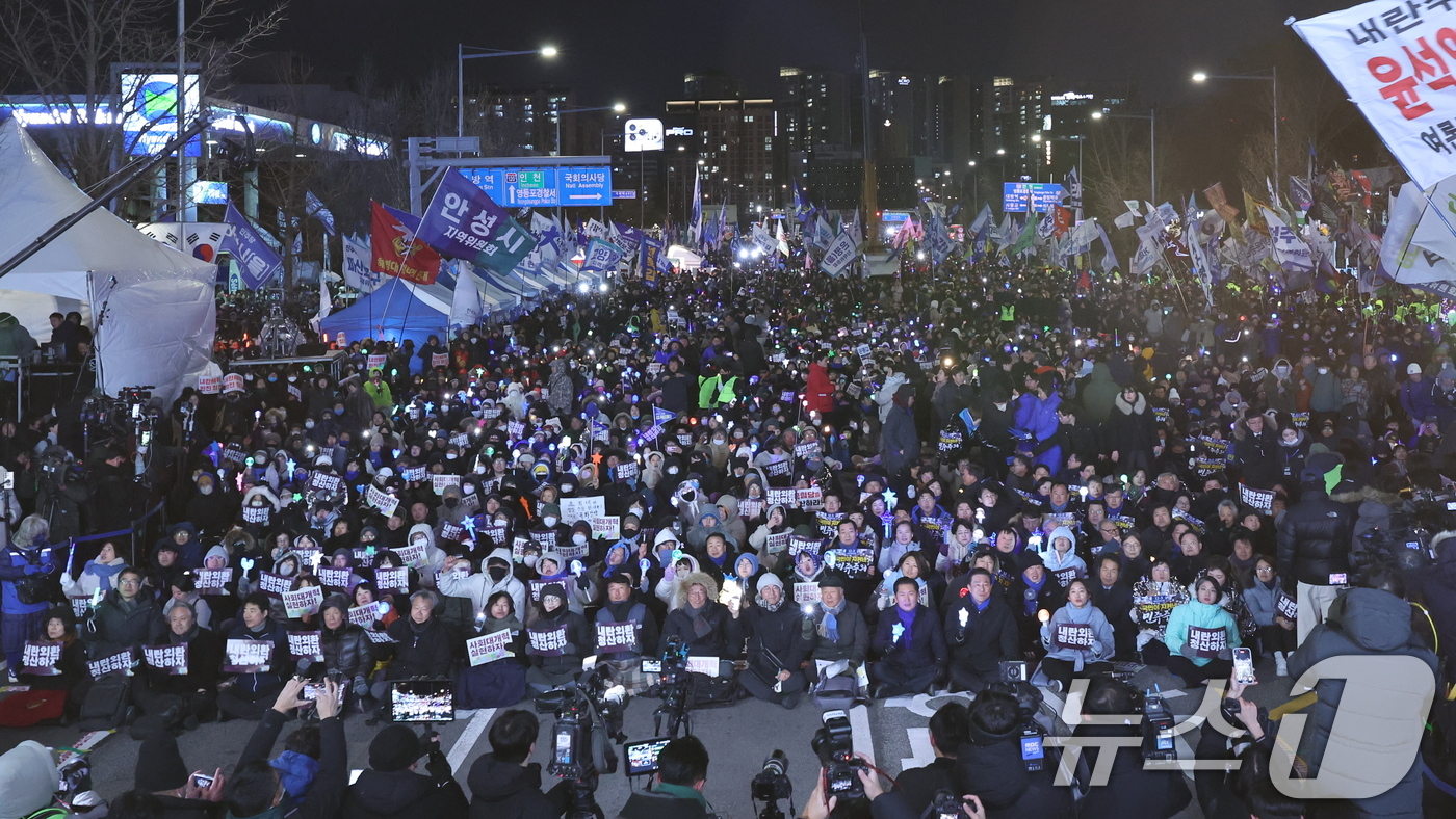 (서울=뉴스1) 박지혜 기자 = 12·3 비상계엄 1년을 맞은 3일 서울 여의도 국회 앞에서 열린 '12·3 내란외환 청산과 종식, 사회대개혁 시민대행진'에 참석한 국회의원들과 시 …