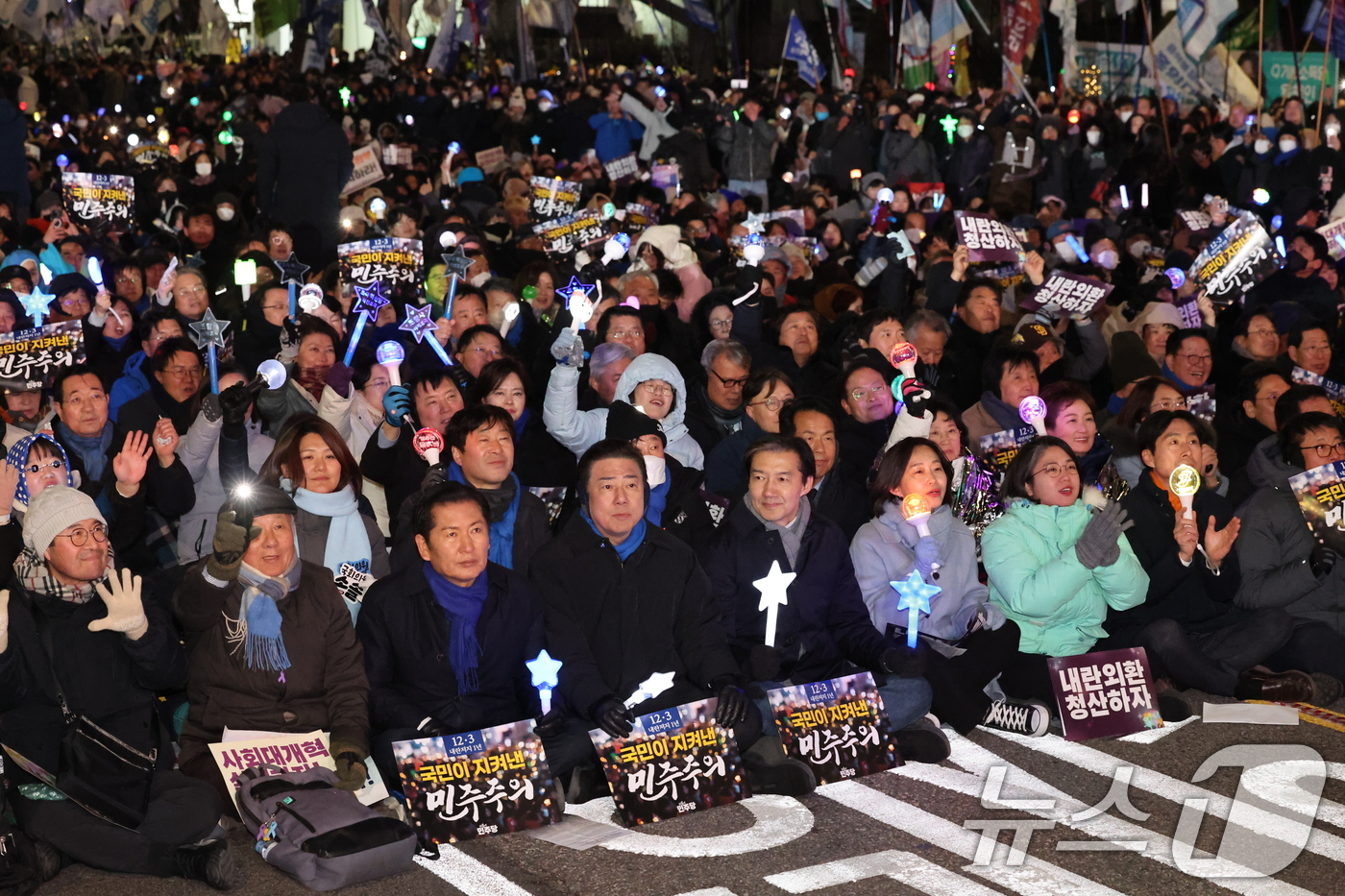 (서울=뉴스1) 박지혜 기자 = 정청래 더불어민주당 대표(앞줄 왼쪽 세번째부터), 김병기 원내대표, 조국 조국혁신당 대표, 김재연 진보당 상임대표, 용혜인 기본소득당 대표, 한창민 …