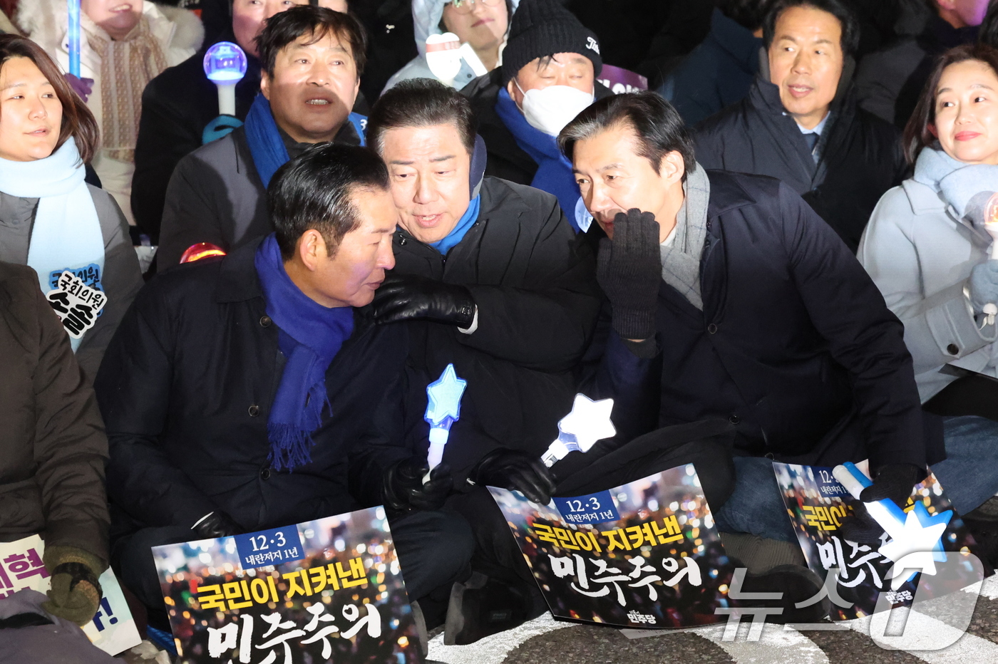 (서울=뉴스1) 박지혜 기자 = 정청래 더불어민주당 대표(왼쪽부터), 김병기 원내대표, 조국 조국혁신당 대표가 12·3 비상계엄 1년을 맞은 3일 서울 여의도 국회 앞에서 열린 ' …