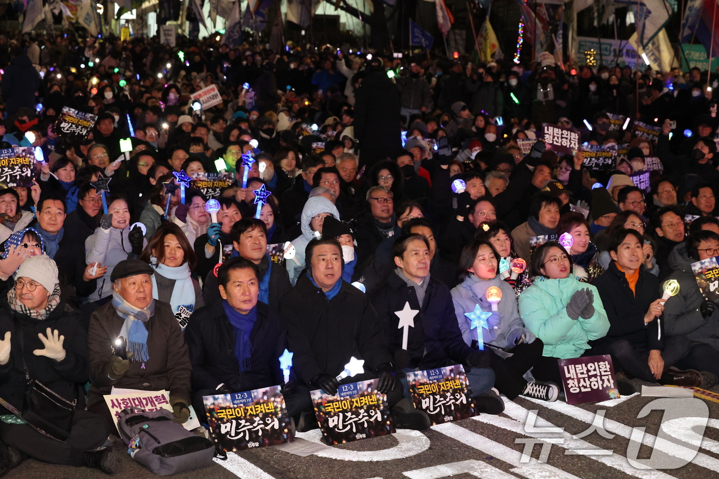 (서울=뉴스1) 박지혜 기자 = 정청래 더불어민주당 대표(앞줄 왼쪽 세번째부터), 김병기 원내대표, 조국 조국혁신당 대표, 김재연 진보당 상임대표, 용혜인 기본소득당 대표, 한창민 …