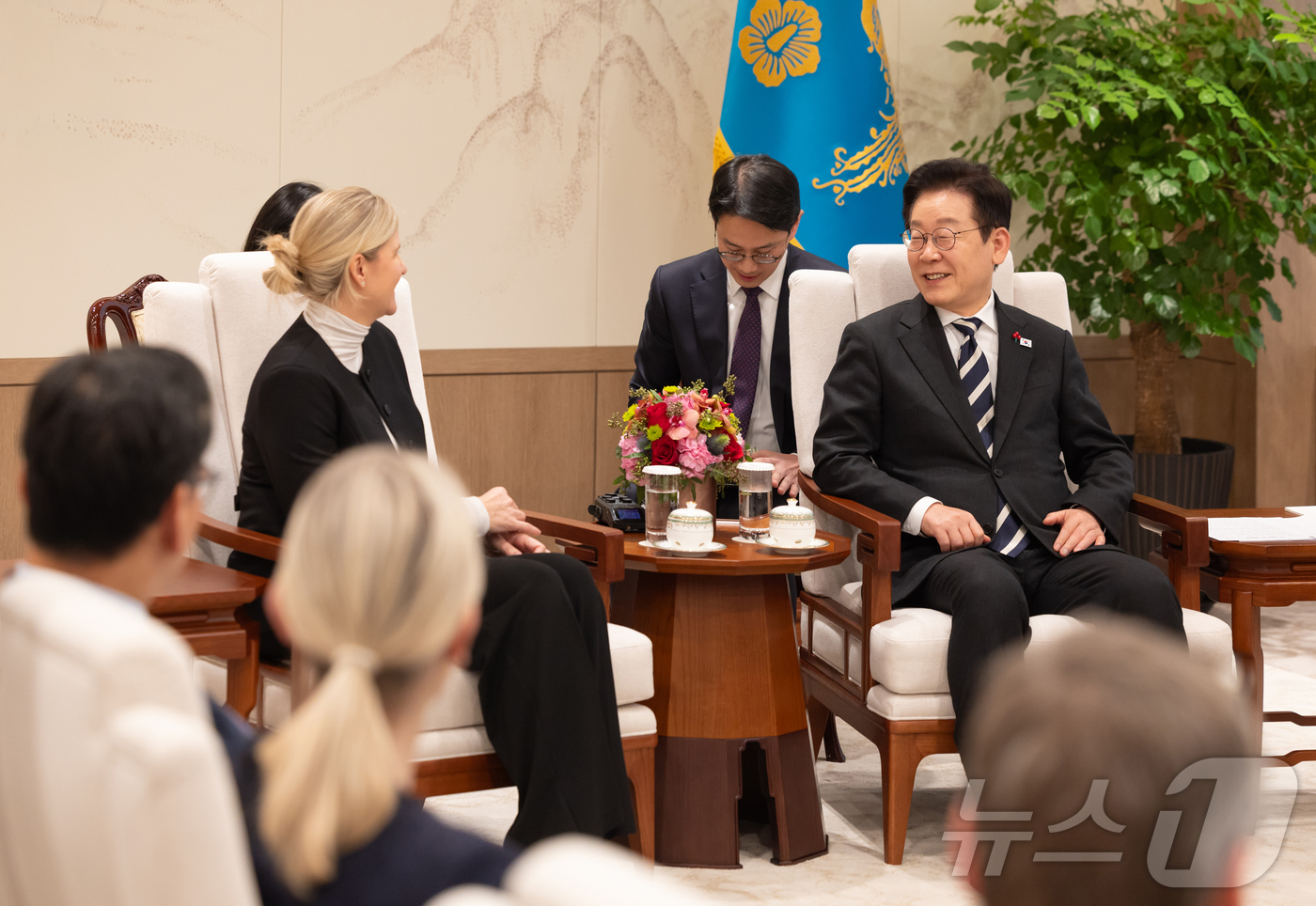 (서울=뉴스1) 이재명 기자 = 이재명 대통령이 3일 서울 용산 대통령실 청사에서 커스티 코번트리 국제올림픽위원회(IOC) 위원장을 접견하고 있다. (대통령실 제공. 재판매 및 D …