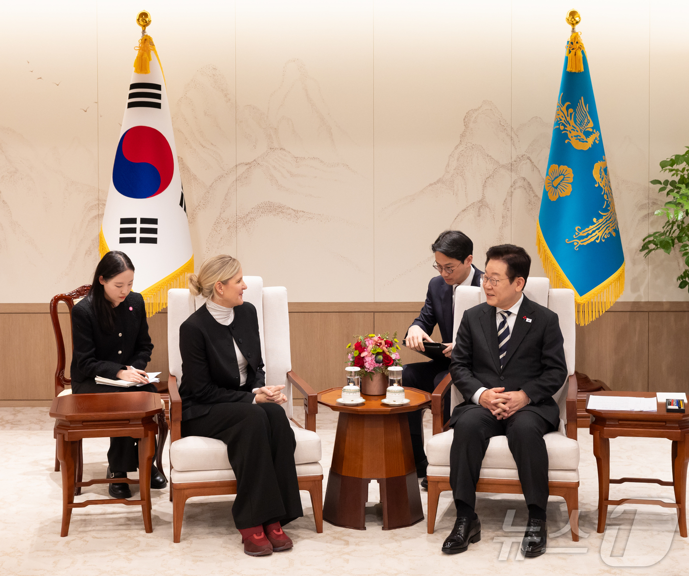 (서울=뉴스1) 이재명 기자 = 이재명 대통령이 3일 서울 용산 대통령실 청사에서 커스티 코번트리 국제올림픽위원회(IOC) 위원장을 접견하고 있다. (대통령실 제공. 재판매 및 D …