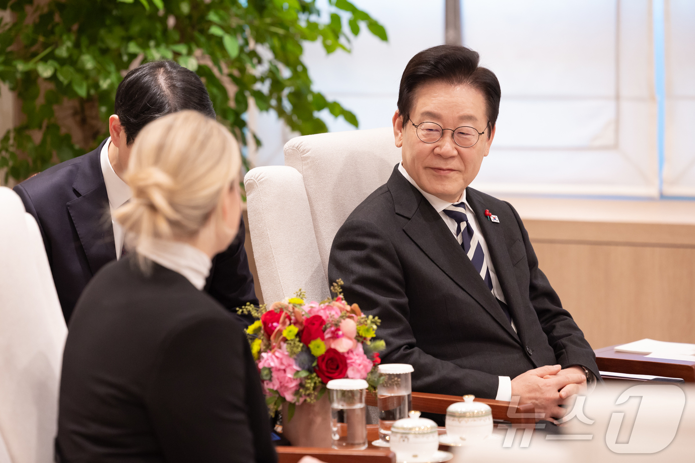 (서울=뉴스1) 이재명 기자 = 이재명 대통령이 3일 서울 용산 대통령실 청사에서 커스티 코번트리 국제올림픽위원회(IOC) 위원장을 접견하고 있다. (대통령실 제공. 재판매 및 D …