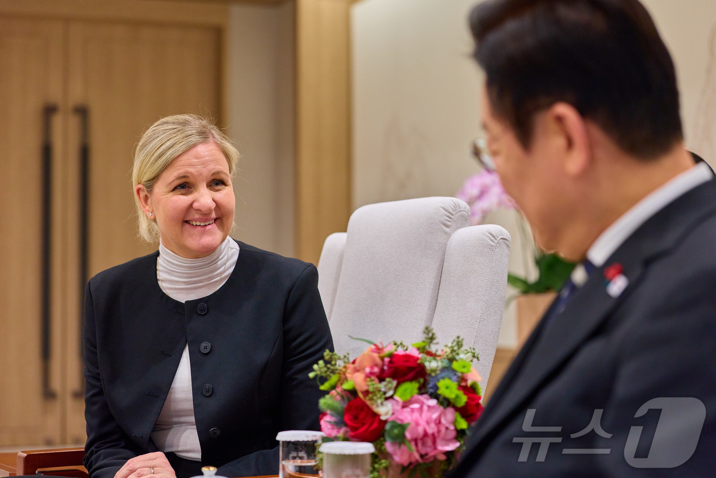 (서울=뉴스1) 이재명 기자 = 이재명 대통령이 3일 서울 용산 대통령실 청사에서 커스티 코번트리 국제올림픽위원회(IOC) 위원장을 접견하고 있다. (대통령실 제공. 재판매 및 D …