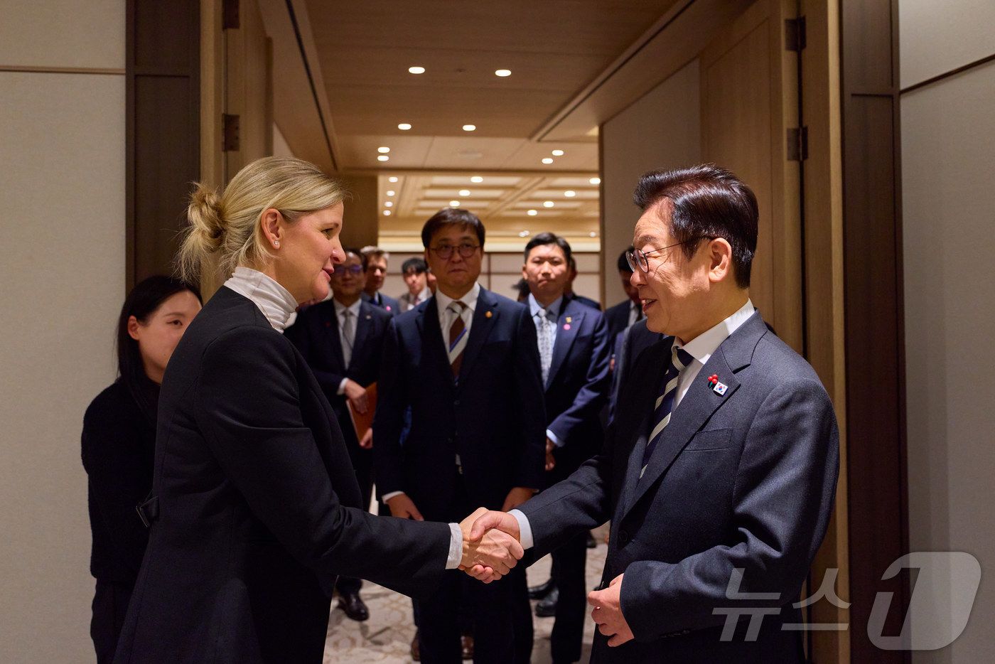 (서울=뉴스1) 이재명 기자 = 이재명 대통령이 3일 서울 용산 대통령실 청사에서 커스티 코번트리 국제올림픽위원회(IOC) 위원장 접견에 앞서 악수하고 있다. (대통령실 제공. 재 …
