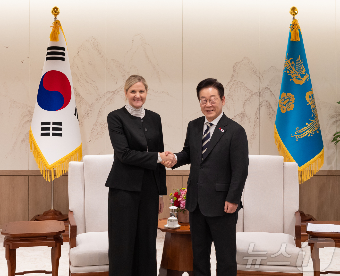 (서울=뉴스1) 이재명 기자 = 이재명 대통령이 3일 서울 용산 대통령실 청사에서 커스티 코번트리 국제올림픽위원회(IOC) 위원장 접견에 앞서 악수하고 있다. (대통령실 제공. 재 …