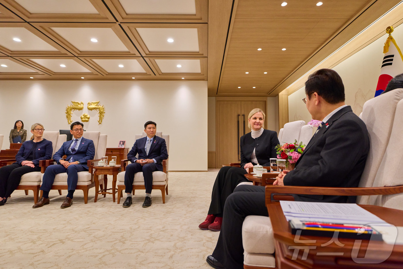 (서울=뉴스1) 이재명 기자 = 이재명 대통령이 3일 서울 용산 대통령실 청사에서 커스티 코번트리 국제올림픽위원회(IOC) 위원장을 접견하고 있다. (대통령실 제공. 재판매 및 D …