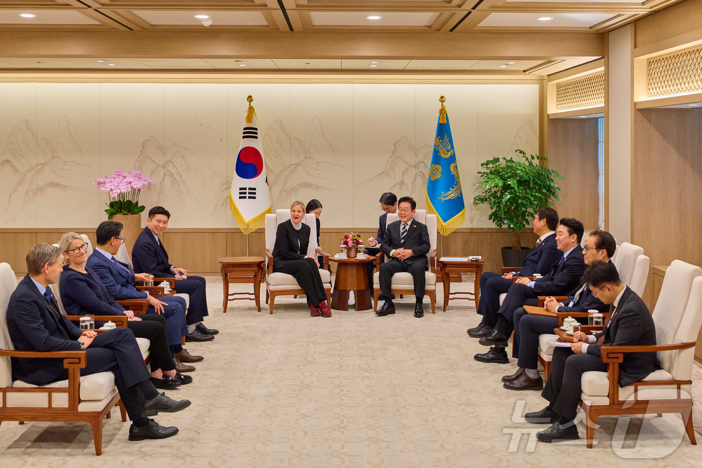 (서울=뉴스1) 이재명 기자 = 이재명 대통령이 3일 서울 용산 대통령실 청사에서 커스티 코번트리 국제올림픽위원회(IOC) 위원장을 접견하고 있다. (대통령실 제공. 재판매 및 D …