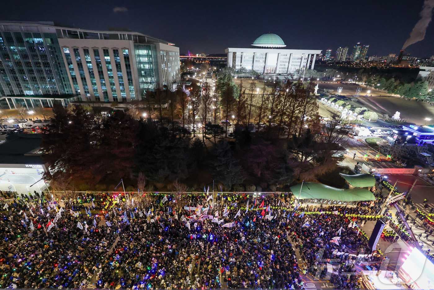 (서울=뉴스1) 황기선 기자 = 12·3 비상계엄 1년을 맞은 3일 서울 여의도 국회 앞에서 열린 '12·3 내란외환 청산과 종식, 사회대개혁 시민대행진'에 참석한 국회의원들과 시 …