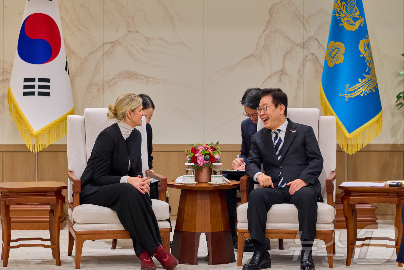 (서울=뉴스1) 이재명 기자 = 이재명 대통령이 3일 서울 용산 대통령실 청사에서 커스티 코번트리 국제올림픽위원회(IOC) 위원장을 접견하고 있다. (대통령실 제공. 재판매 및 D …