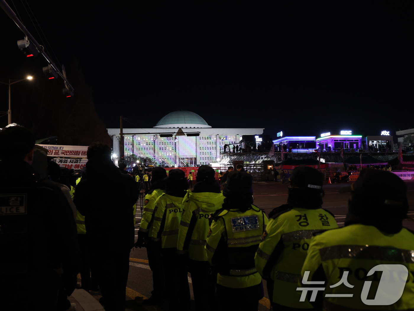 (서울=뉴스1) 박지혜 기자 = 12·3 비상계엄 1년을 맞은 3일 서울 여의도 국회 앞에서 '12·3 내란외환 청산과 종식, 사회대개혁 시민대행진'이 열린 가운데 경찰들이 경계 …