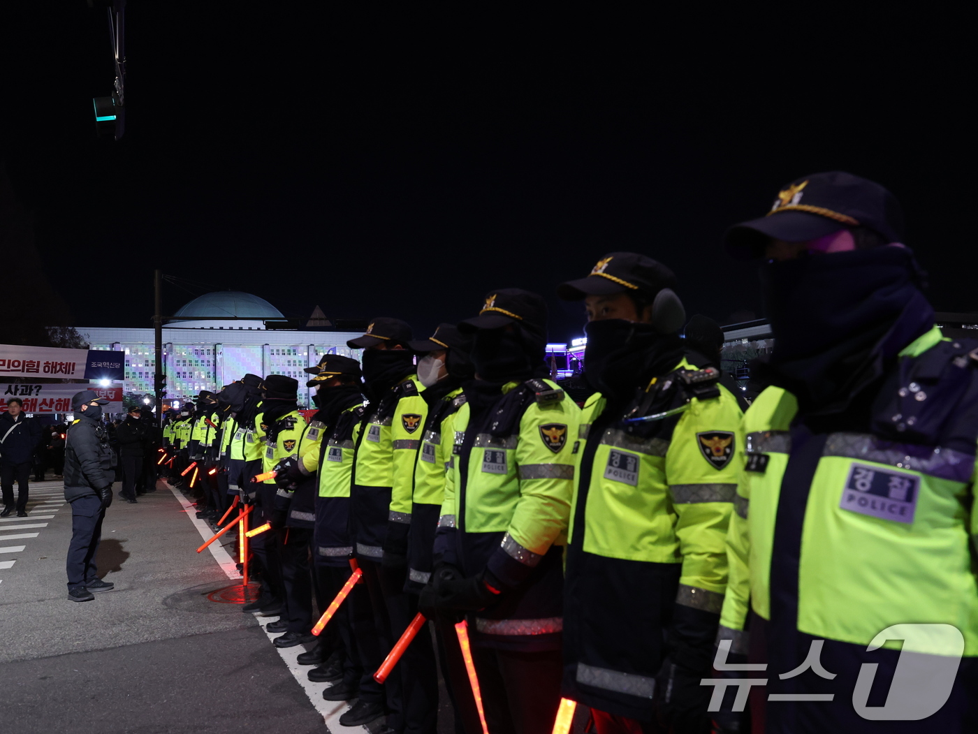 (서울=뉴스1) 박지혜 기자 = 12·3 비상계엄 1년을 맞은 3일 서울 여의도 국회 앞에서 '12·3 내란외환 청산과 종식, 사회대개혁 시민대행진'이 열린 가운데 경찰들이 경계 …