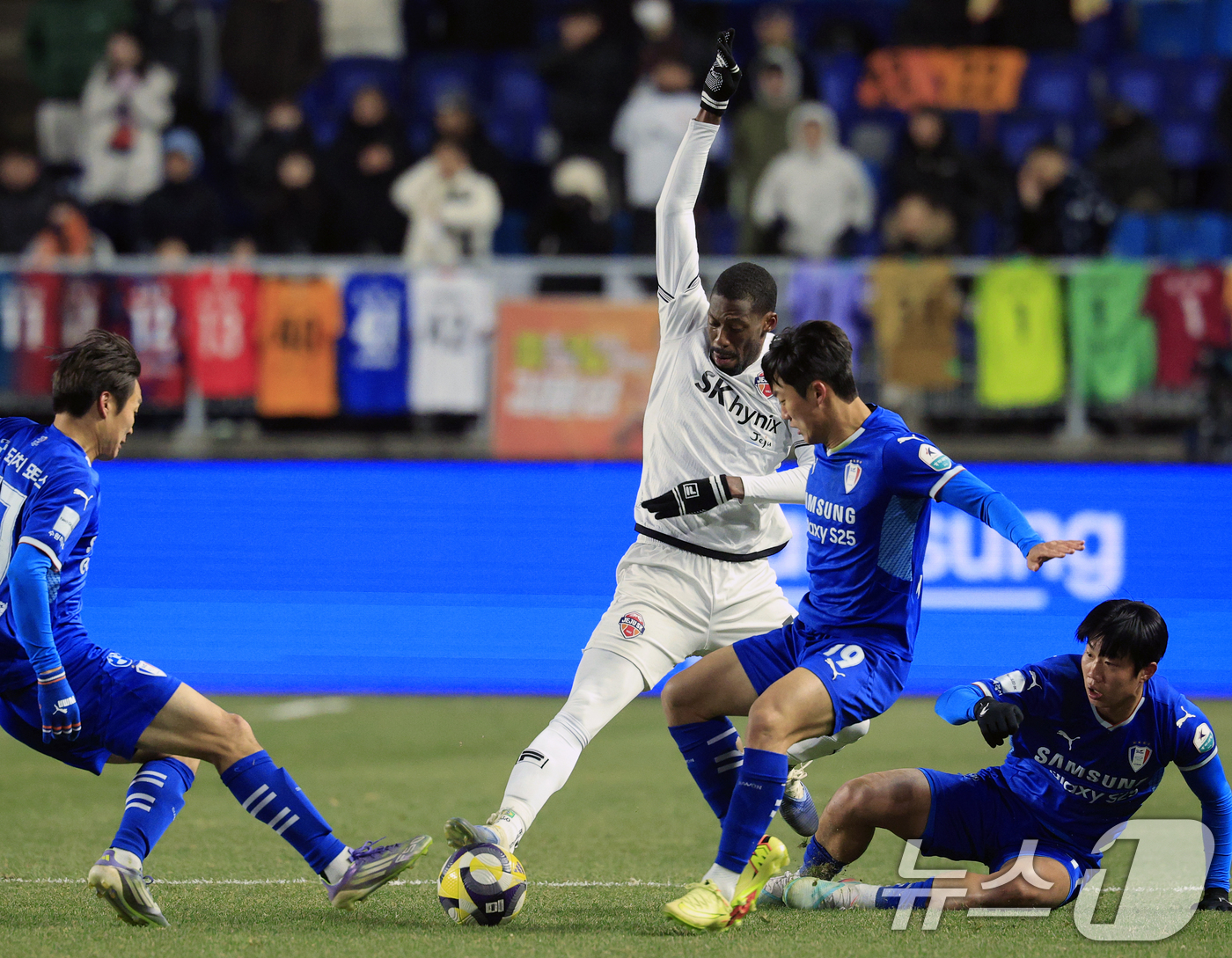 (수원=뉴스1) 박정호 기자 = 3일 오후 경기도 수원시 팔달구 월드컵로 수원월드컵경기장에서 열린 하나은행 K리그 승강 플레이오프 2025 1차전 수원삼성과 제주SK의 경기에서 제 …