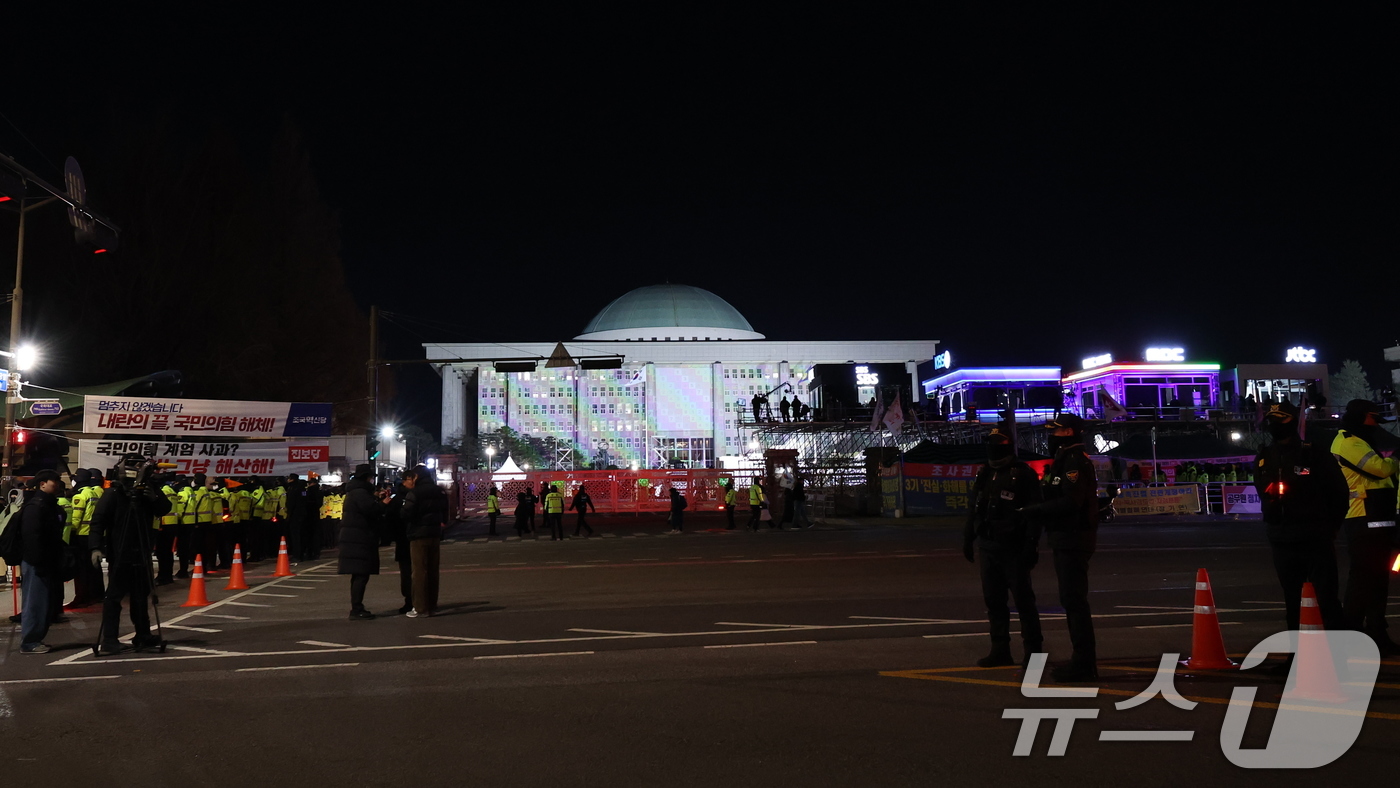 (서울=뉴스1) 박지혜 기자 = 12·3 비상계엄 1년을 맞은 3일 서울 여의도 국회 앞에서 '12·3 내란외환 청산과 종식, 사회대개혁 시민대행진'이 열린 가운데 경찰들이 경계 …