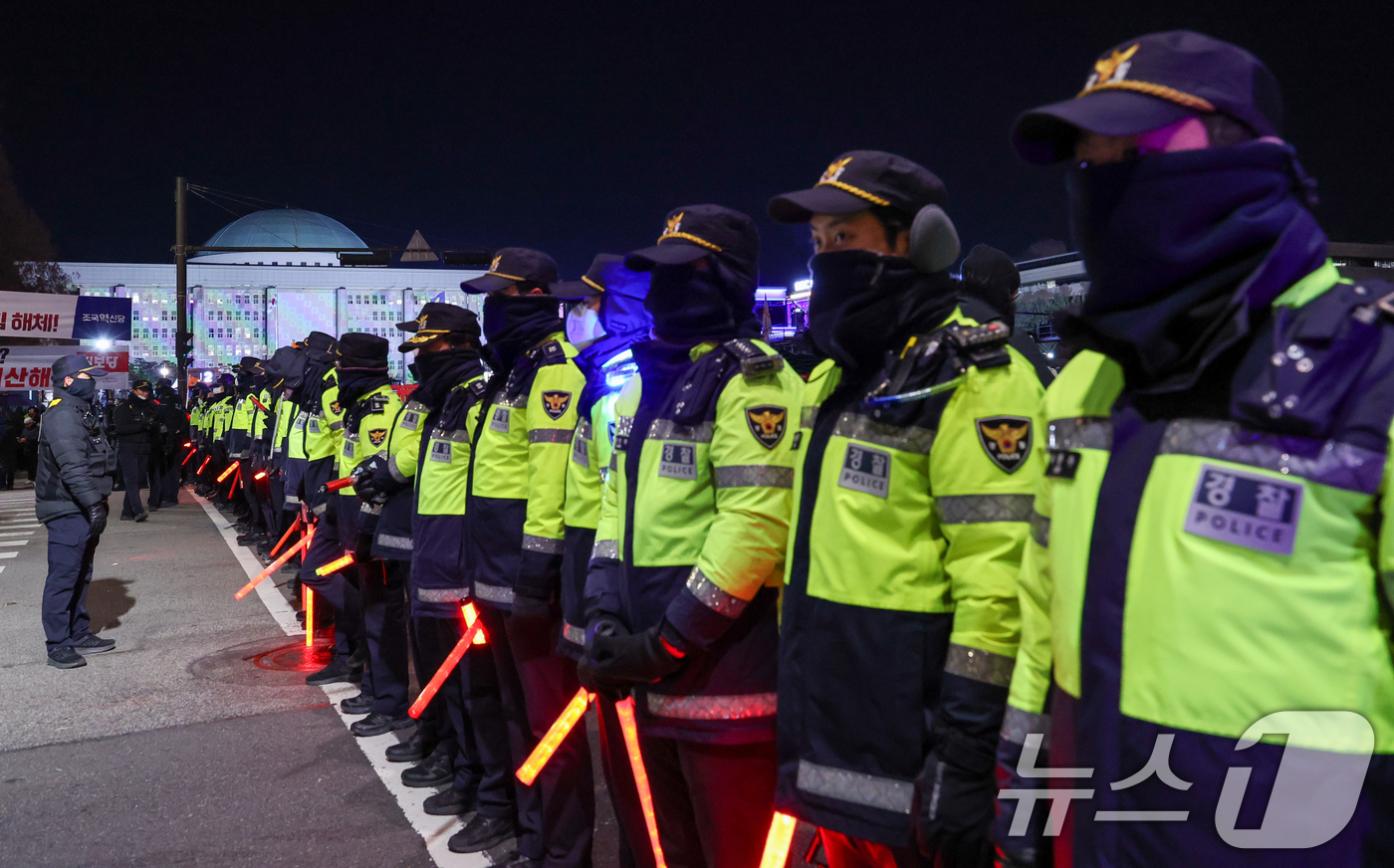 (서울=뉴스1) 박지혜 기자 = 12·3 비상계엄 1년을 맞은 3일 서울 여의도 국회 앞에서 '12·3 내란외환 청산과 종식, 사회대개혁 시민대행진'이 열린 가운데 경찰들이 경계 …