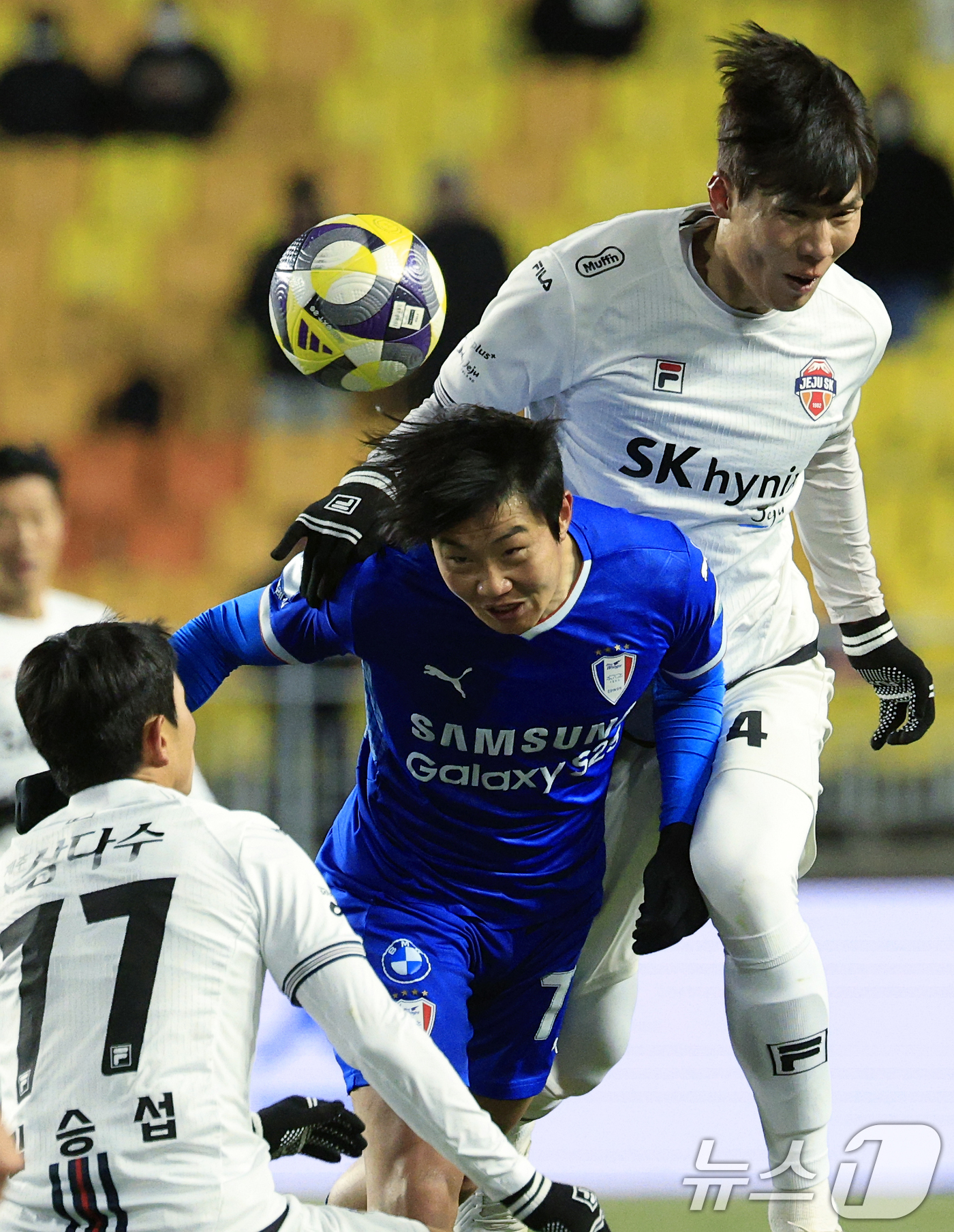 (수원=뉴스1) 박정호 기자 = 3일 오후 경기도 수원시 팔달구 월드컵로 수원월드컵경기장에서 열린 하나은행 K리그 승강 플레이오프 2025 1차전 수원삼성과 제주SK의 경기에서 수 …