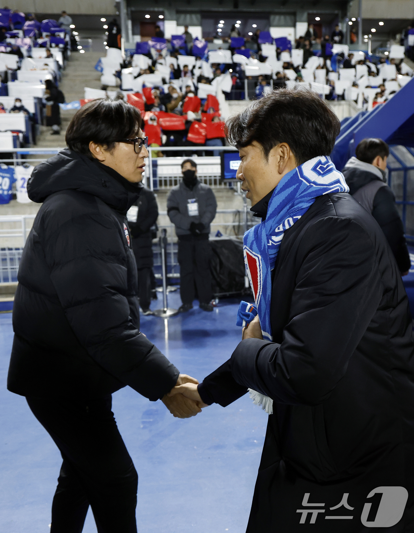 (수원=뉴스1) 박정호 기자 = 제주SK FC 김정수 감독대행(왼쪽)과 수원삼성 변성환 감독이 3일 오후 경기도 수원시 팔달구 월드컵로 수원월드컵경기장에서 열린 하나은행 K리그 승 …