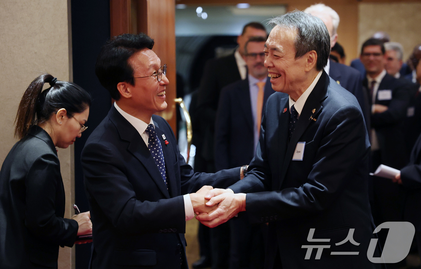 (서울=뉴스1) 임세영 기자 = 김민석 국무총리가 3일 서울 중구 소공동 롯데호텔에서 열린 국무총리 주최 주한 외교단 초청 리셉션에서 미즈시마 고이치 주한일본대사와 인사를 나누고 …