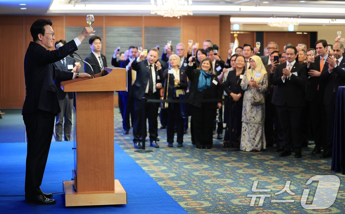 본문 이미지 - 김민석 국무총리가 3일 서울 중구 소공동 롯데호텔에서 열린 국무총리 주최 주한 외교단 초청 리셉션에서 건배 제의를 하고 있다. 2025.12.3/뉴스1 ⓒ News1 임세영 기자