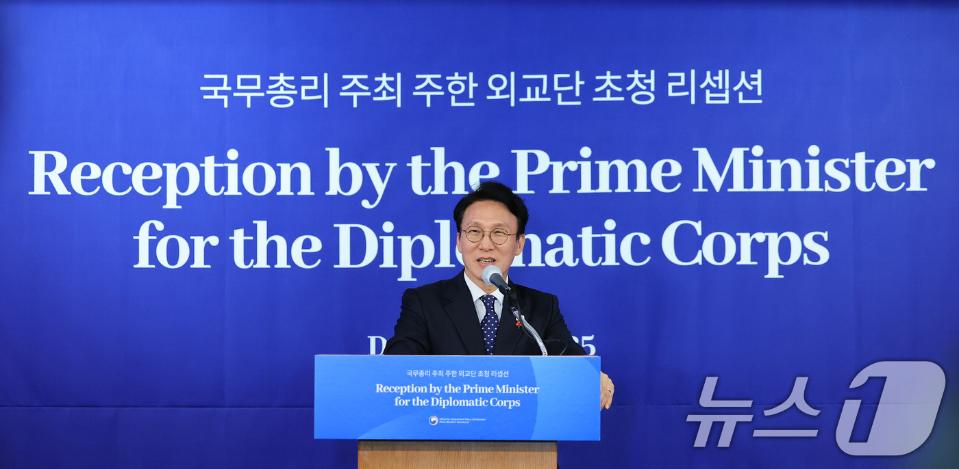 (서울=뉴스1) 임세영 기자 = 김민석 국무총리가 3일 서울 중구 소공동 롯데호텔에서 열린 국무총리 주최 주한 외교단 초청 리셉션에서 환영사를 하고 있다. 2025.12.3/뉴스1 …