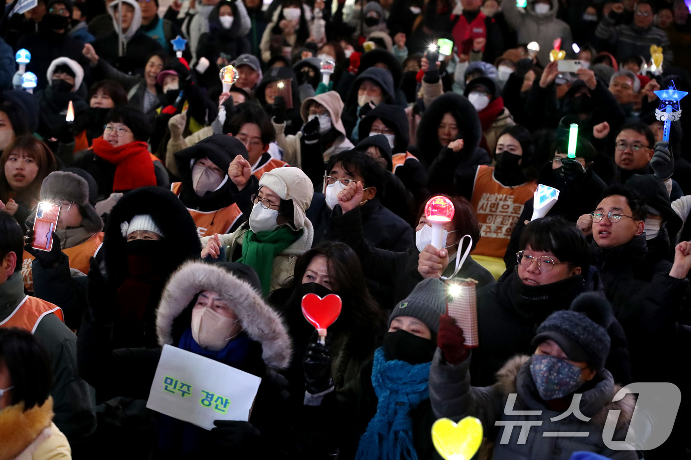 (대구=뉴스1) 공정식 기자 = 12·3 비상계엄 1년을 맞은 3일 오후 대구 중구 동성로에서 '내란청산 사회대개혁 실현, 대구시민대회'가 열리고 있다. 2025.12.3/뉴스1