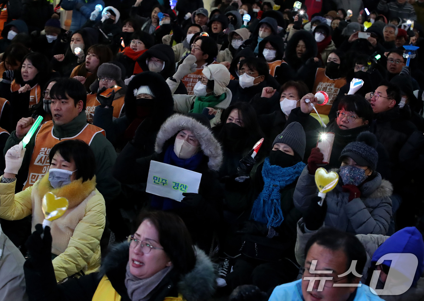 (대구=뉴스1) 공정식 기자 = 12·3 비상계엄 1년을 맞은 3일 오후 대구 중구 동성로에서 '내란청산 사회대개혁 실현, 대구시민대회'가 열리고 있다. 2025.12.3/뉴스1