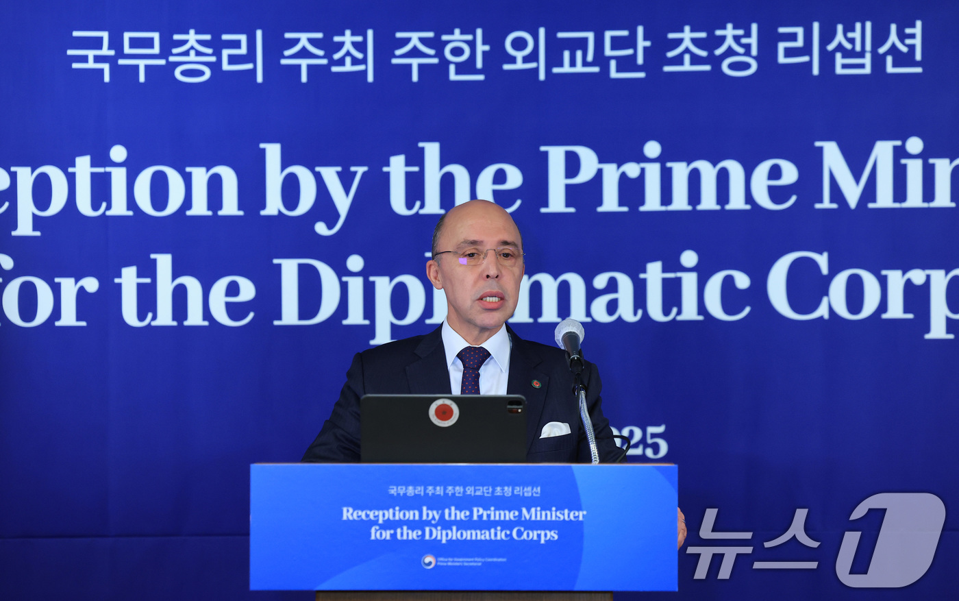 (서울=뉴스1) 임세영 기자 = 주한 외교단장인 샤픽 하샤디 주한모로코대사가 3일 서울 중구 소공동 롯데호텔에서 열린 국무총리 주최 주한 외교단 초청 리셉션에서 답사를 하고 있다. …