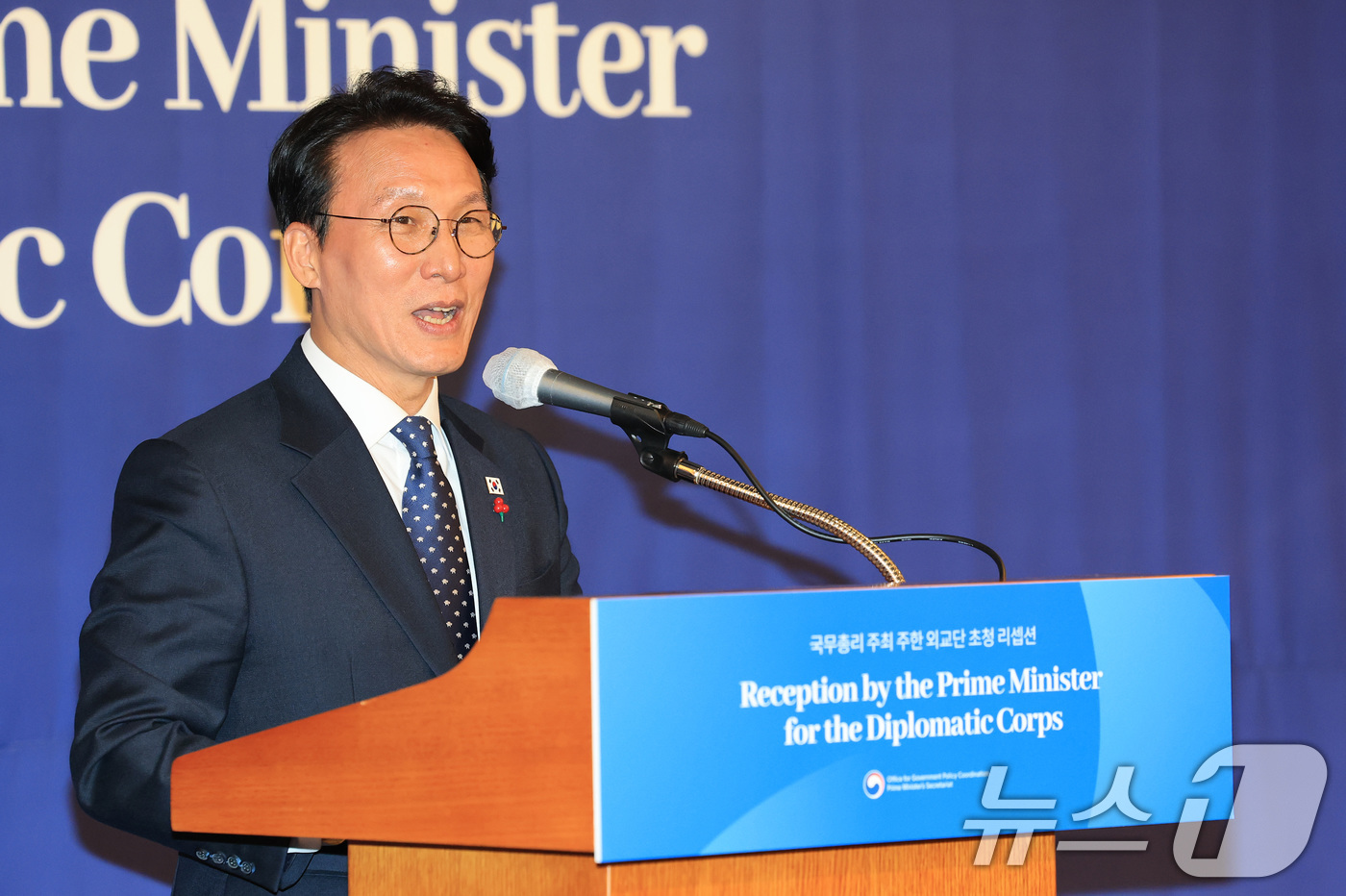 (서울=뉴스1) 임세영 기자 = 김민석 국무총리가 3일 서울 중구 소공동 롯데호텔에서 열린 국무총리 주최 주한 외교단 초청 리셉션에서 환영사를 하고 있다. 2025.12.3/뉴스1 …