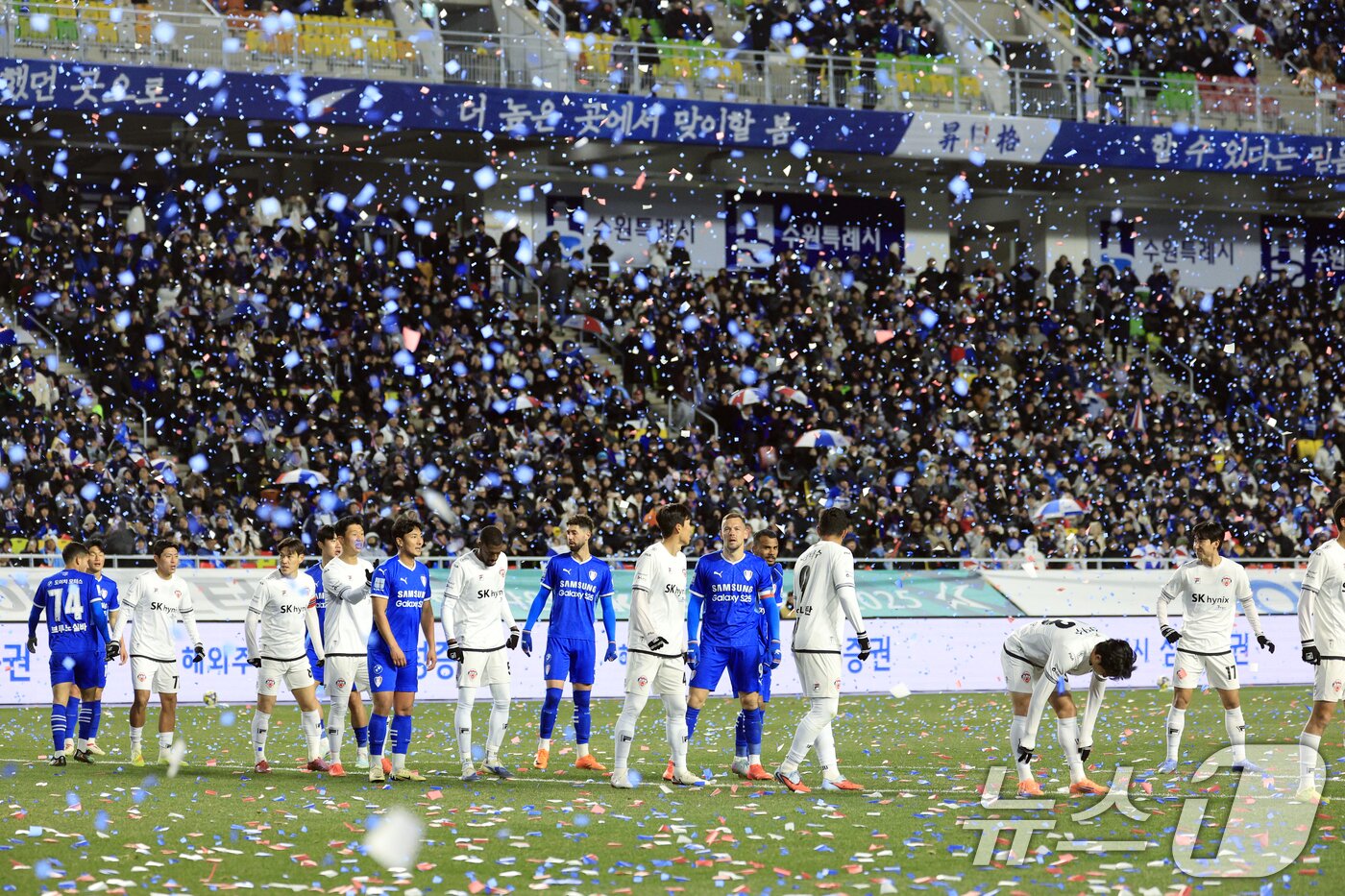 본문 이미지 - 3일 오후 경기도 수원시 팔달구 월드컵로 수원월드컵경기장에서 열린 하나은행 K리그 승강 플레이오프 2025 1차전 수원삼성과 제주SK의 경기에서 눈 내리는 날의 추억을 오마주한 청백적 종이눈이 날리는 가운데 양팀이 수원 이기제의 프리킥을 기다리고 있다. 2025.12.3/뉴스1 ⓒ News1 박정호 기자