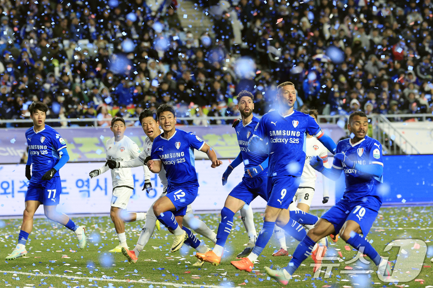 (수원=뉴스1) 박정호 기자 = 3일 오후 경기도 수원시 팔달구 월드컵로 수원월드컵경기장에서 열린 하나은행 K리그 승강 플레이오프 2025 1차전 수원삼성과 제주SK의 경기에서 눈 …