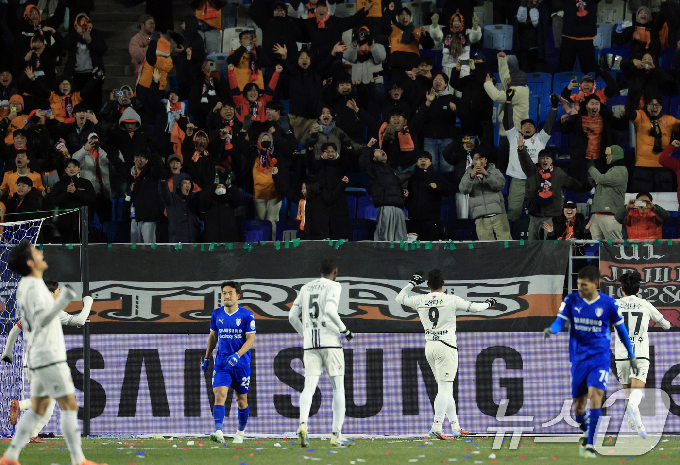 (수원=뉴스1) 박정호 기자 = 3일 오후 경기도 수원시 팔달구 월드컵로 수원월드컵경기장에서 열린 하나은행 K리그 승강 플레이오프 2025 1차전 수원삼성과 제주SK의 경기에서 후 …