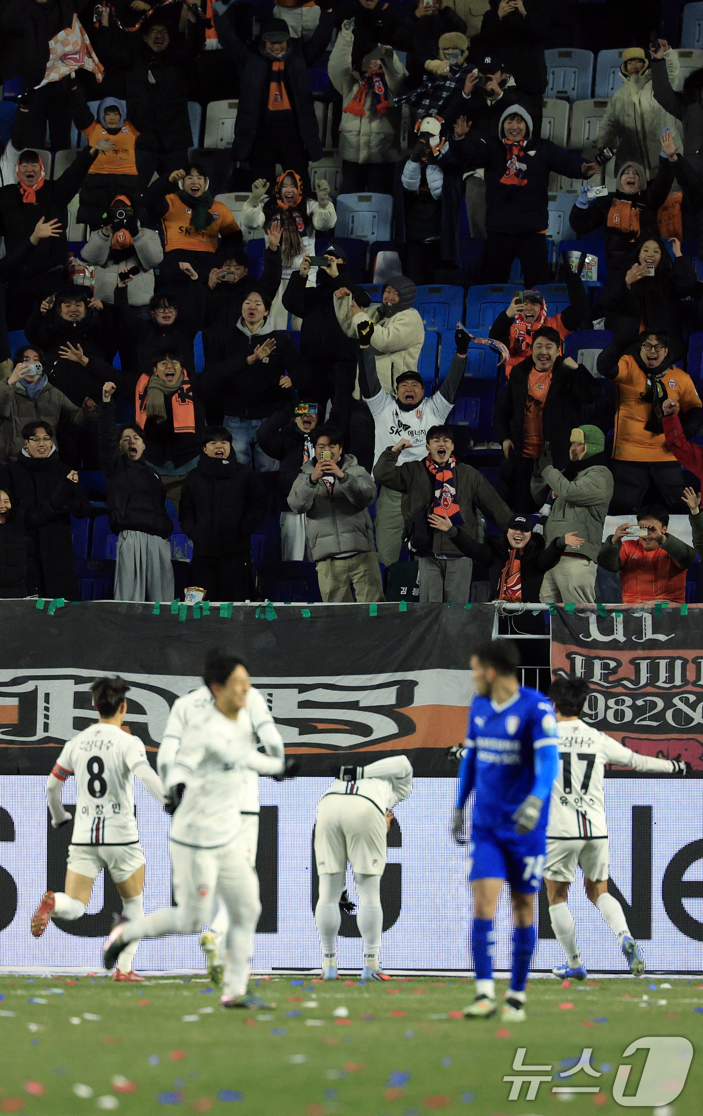 (수원=뉴스1) 박정호 기자 = 3일 오후 경기도 수원시 팔달구 월드컵로 수원월드컵경기장에서 열린 하나은행 K리그 승강 플레이오프 2025 1차전 수원삼성과 제주SK의 경기에서 후 …