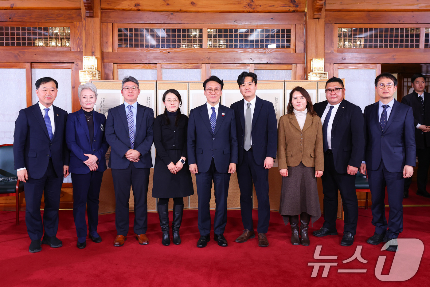 (서울=뉴스1) 임세영 기자 = 김민석 국무총리가 3일 서울 종로구 삼청동 국무총리 공관에서 열린 응급환자 이송체계 개선 토론회에서 참석자들과 기념촬영을 하고 있다. (총리실 제공 …