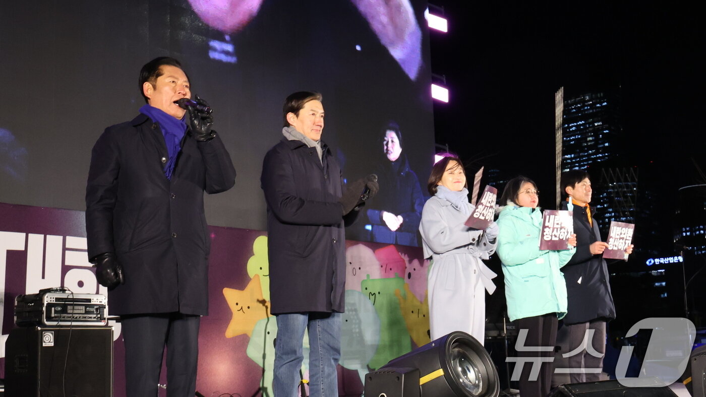 본문 이미지 - 정청래 더불어민주당 대표가 12·3 비상계엄 1년을 맞은 3일 서울 여의도 국회 앞에서 열린 &#39;12·3 내란외환 청산과 종식, 사회대개혁 시민대행진&#39;에 참석해 발언하고 있다. 2025.12.3/뉴스1 ⓒ News1 박지혜 기자