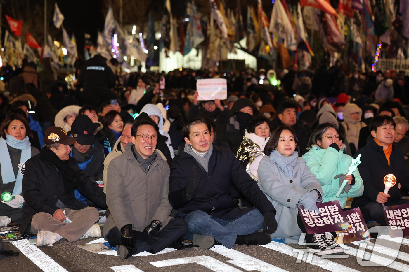 (서울=뉴스1) 박지혜 기자 = 김민석 국무총리와 조국 조국혁신당 대표가 12·3 비상계엄 1년을 맞은 3일 서울 여의도 국회 앞에서 열린 '12·3 내란외환 청산과 종식, 사회대 …