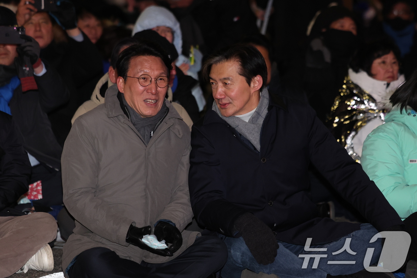 (서울=뉴스1) 박지혜 기자 = 김민석 국무총리와 조국 조국혁신당 대표가 12·3 비상계엄 1년을 맞은 3일 서울 여의도 국회 앞에서 열린 '12·3 내란외환 청산과 종식, 사회대 …