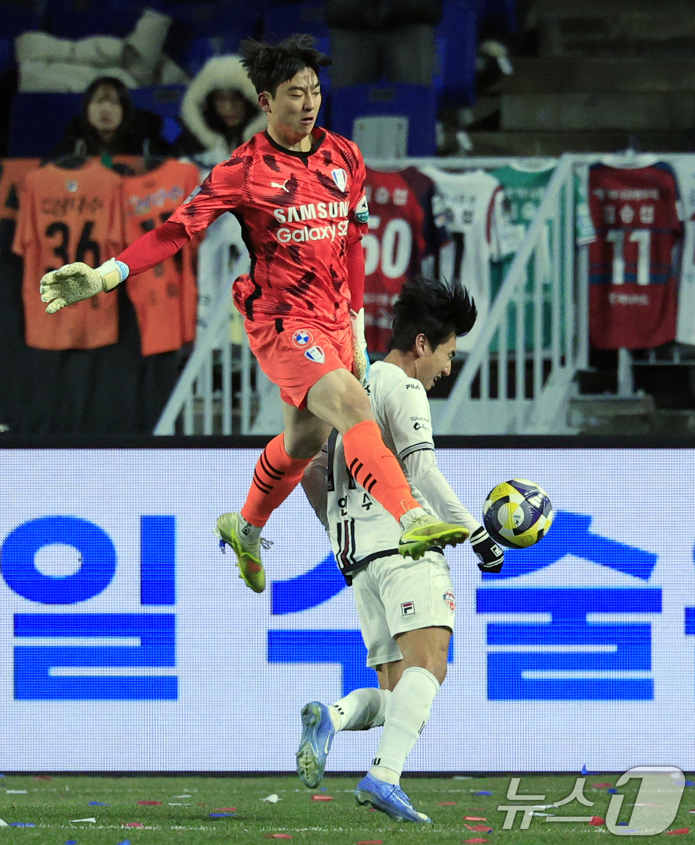 (수원=뉴스1) 박정호 기자 = 3일 오후 경기도 수원시 팔달구 월드컵로 수원월드컵경기장에서 열린 하나은행 K리그 승강 플레이오프 2025 1차전 수원삼성과 제주SK의 경기에서 후 …