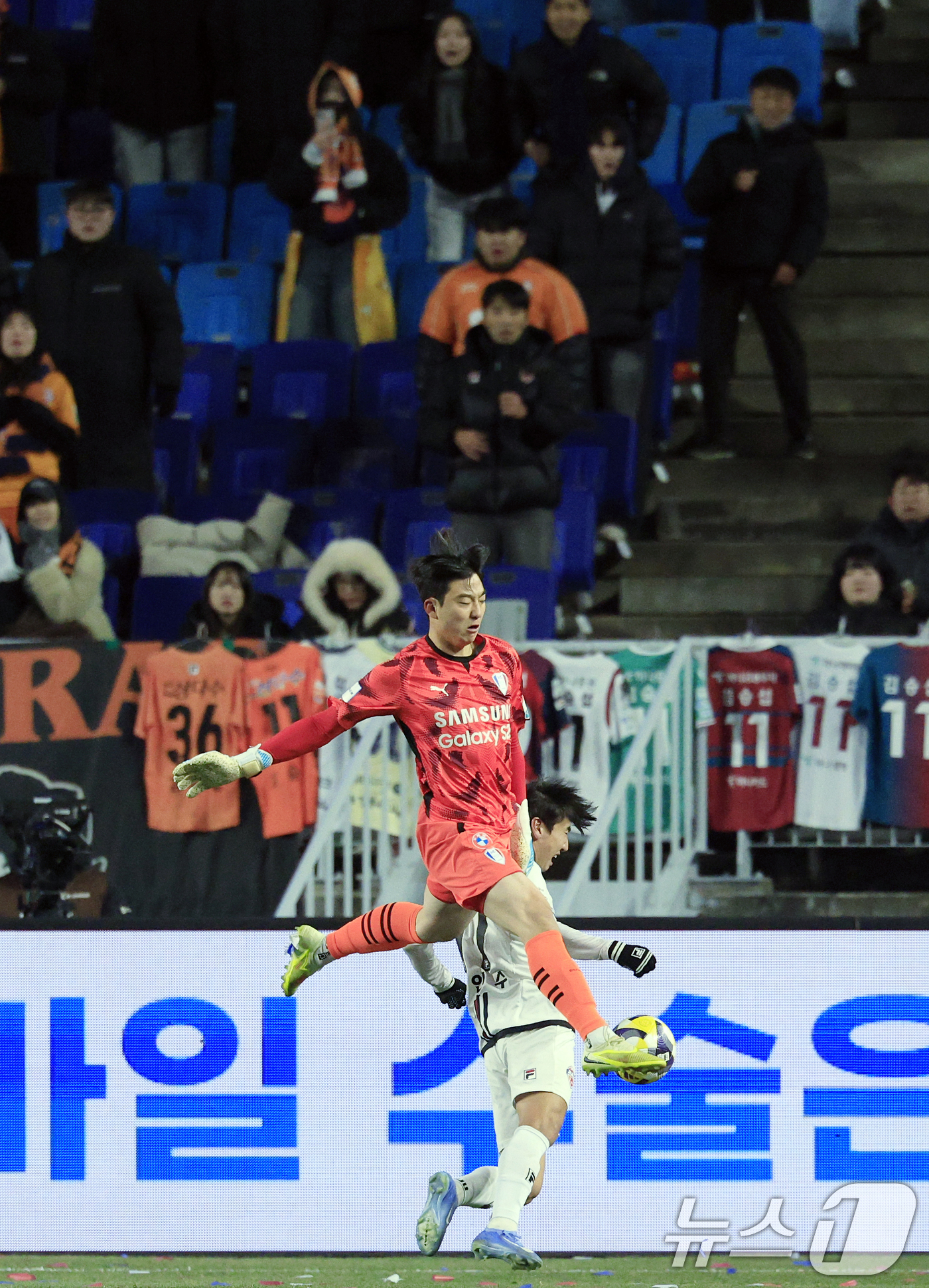 (수원=뉴스1) 박정호 기자 = 3일 오후 경기도 수원시 팔달구 월드컵로 수원월드컵경기장에서 열린 하나은행 K리그 승강 플레이오프 2025 1차전 수원삼성과 제주SK의 경기에서 후 …