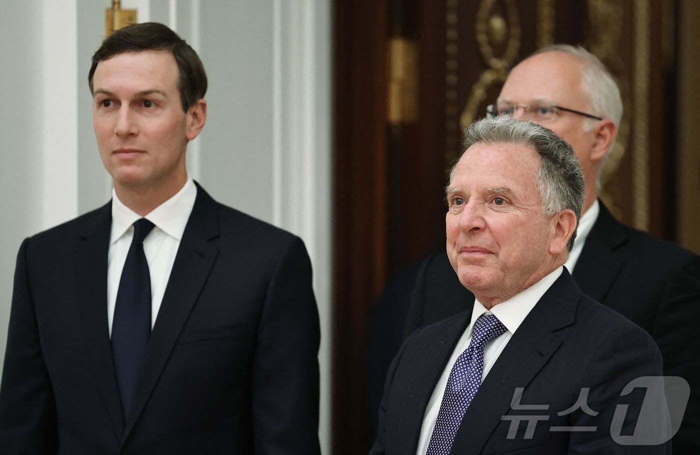 본문 이미지 - 모스크바를 방문한 스티브 위트코프 미국 백악관 특사&#40;오른쪽&#41; 와 트럼프 미국 대통령의 사위 재러드 쿠슈너 전 백악관 선임고문. 2025.12.02. ⓒ AFP=뉴스1 ⓒ News1 이지예 객원기자