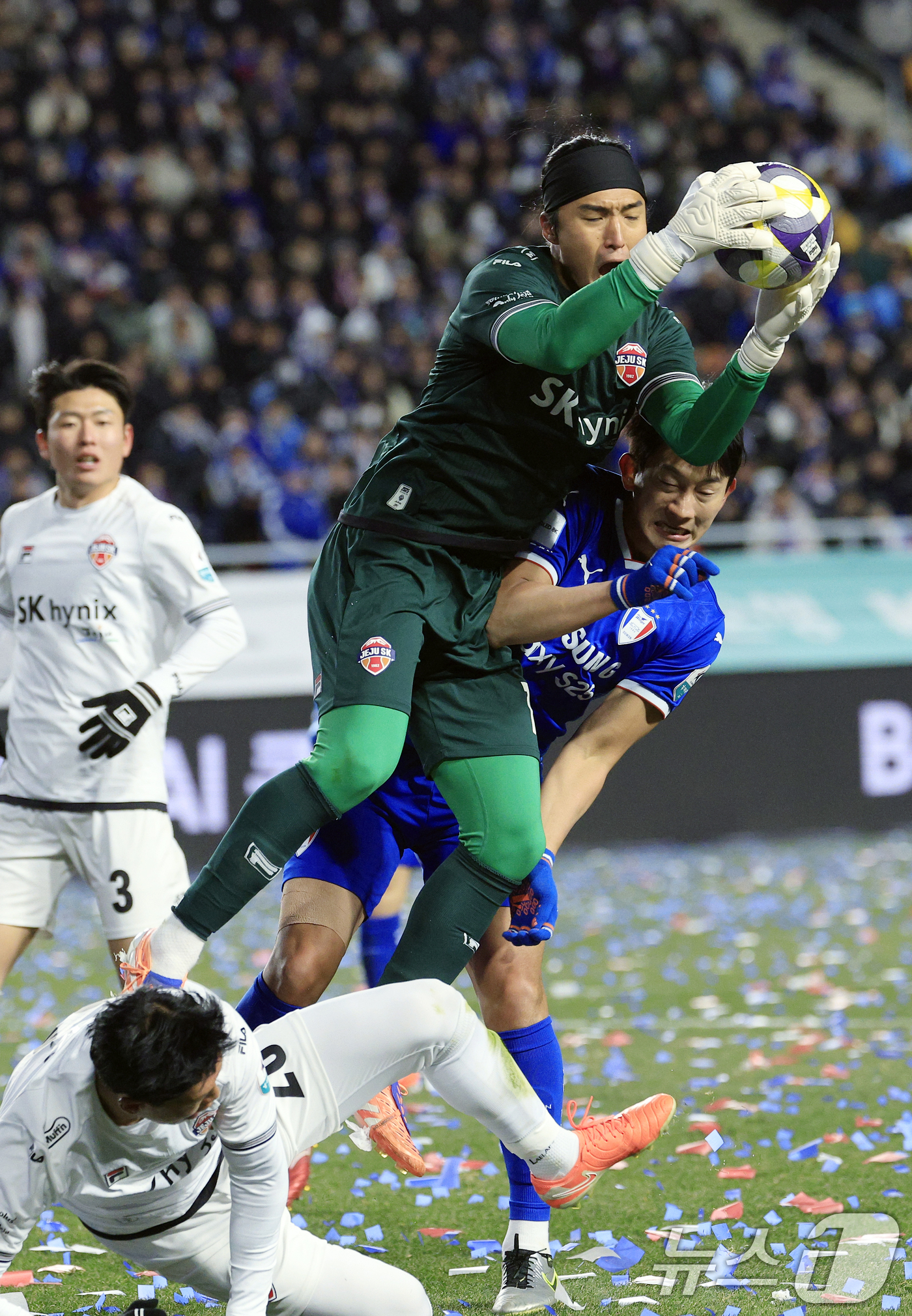 (수원=뉴스1) 박정호 기자 = 3일 오후 경기도 수원시 팔달구 월드컵로 수원월드컵경기장에서 열린 하나은행 K리그 승강 플레이오프 2025 1차전 수원삼성과 제주SK의 경기에서 제 …
