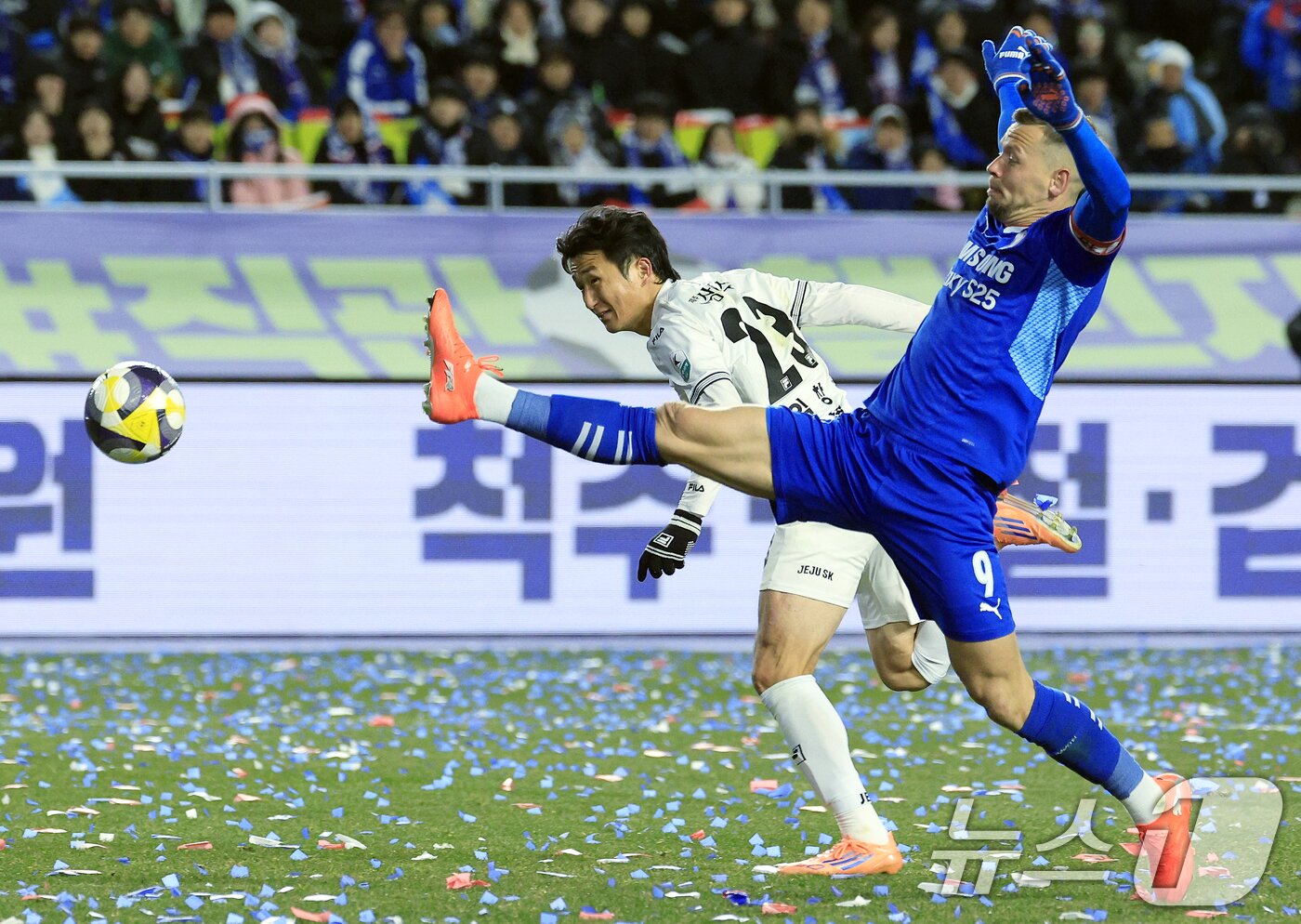 본문 이미지 - 3일 오후 경기도 수원시 팔달구 월드컵로 수원월드컵경기장에서 열린 하나은행 K리그 승강 플레이오프 2025 1차전 수원삼성과 제주SK의 경기에서 수원 일류첸코가 문전으로 연결된 볼을 향해 발을 뻗고 있다. 2025.12.3/뉴스1 ⓒ News1 박정호 기자